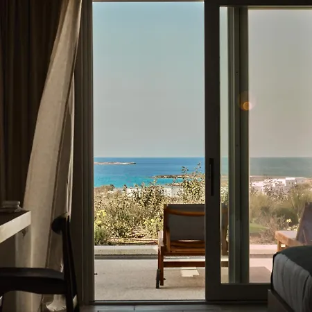 Ovea Paros ナウサ